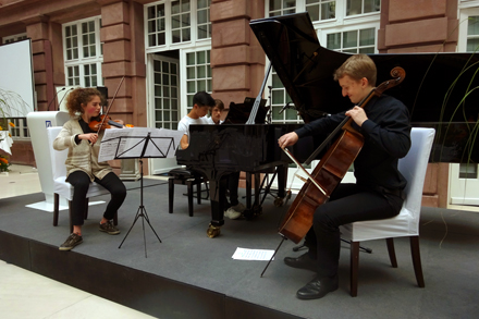 Alma Becker - Violine, Antong  Zou - Klavier, Sebastian Mirow - Violoncello